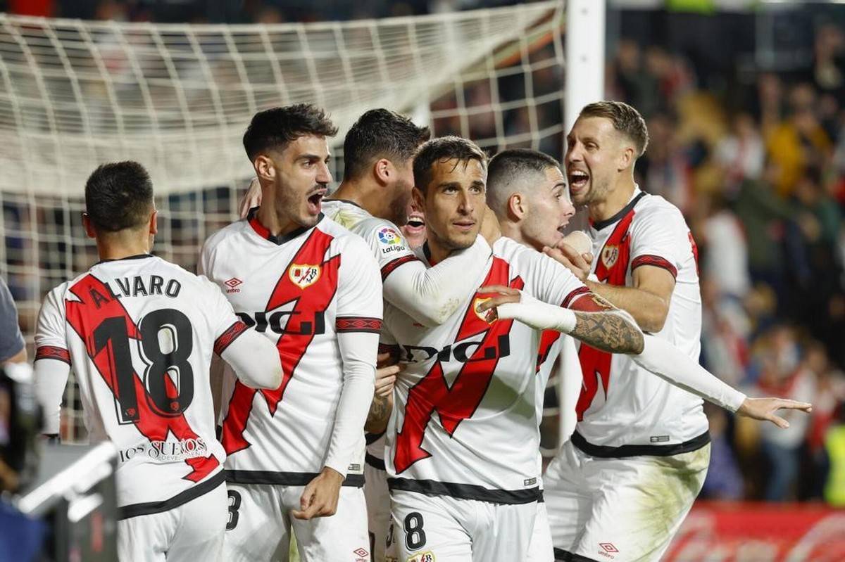 比利亚雷亚尔训练开放日，关键时刻官宣签约引欢呼，足总杯在即，纪律约束更严格的简单介绍