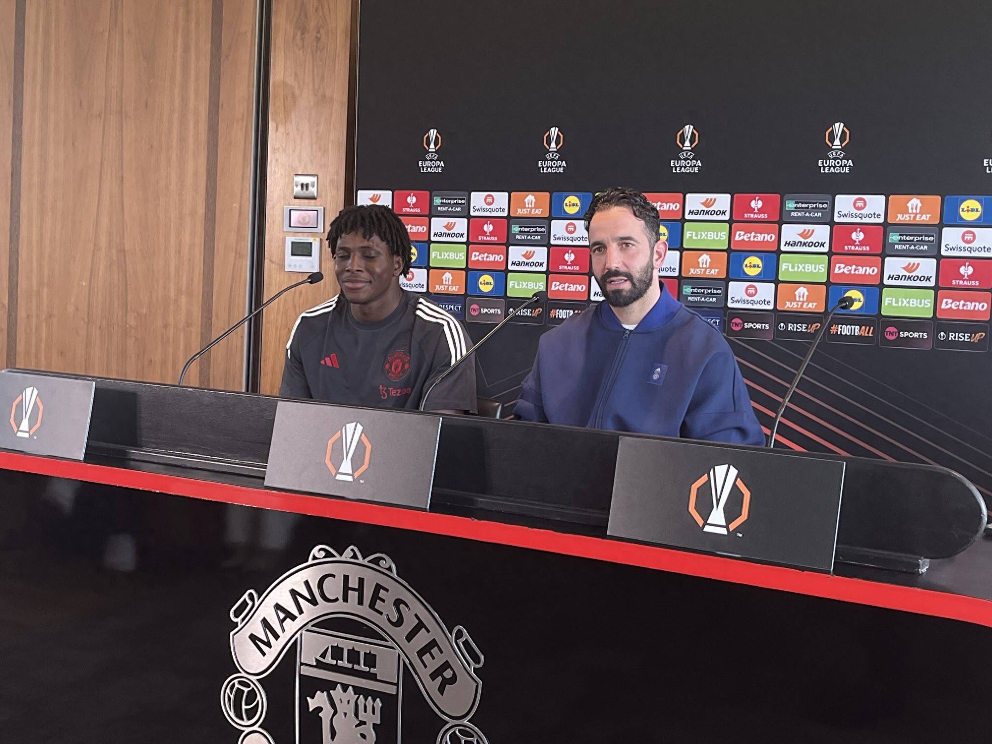 关于曼联发布备战花絮,国际比赛日完成体检,欧联任务艰巨,团队化学反应显著的信息 关于曼联发布备战花絮,国际比赛日完成体检,欧联任务艰巨,团队化学反应显著的信息