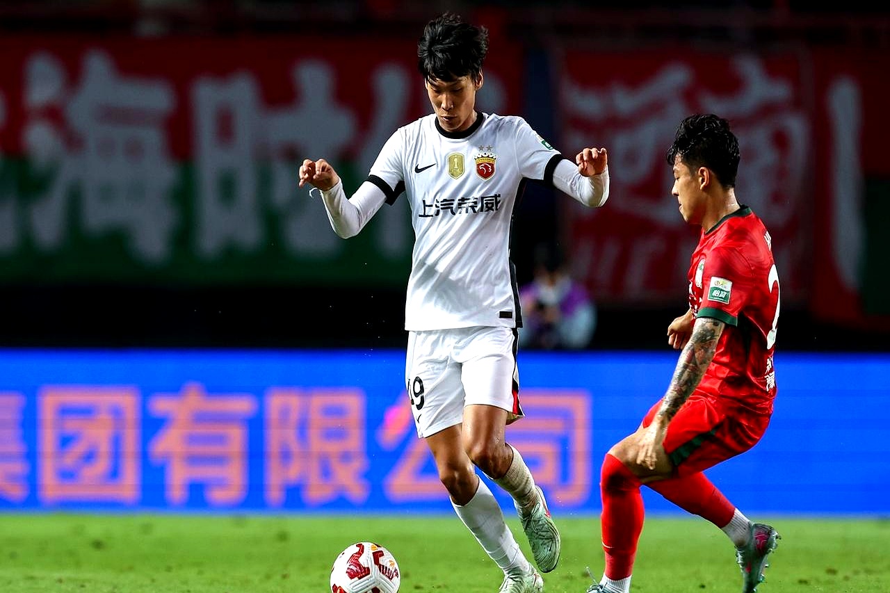 赛地聚焦：西甲转会期热度飙升，深圳男篮复出首秀，态度坚定，年轻球员得到机会的简单介绍