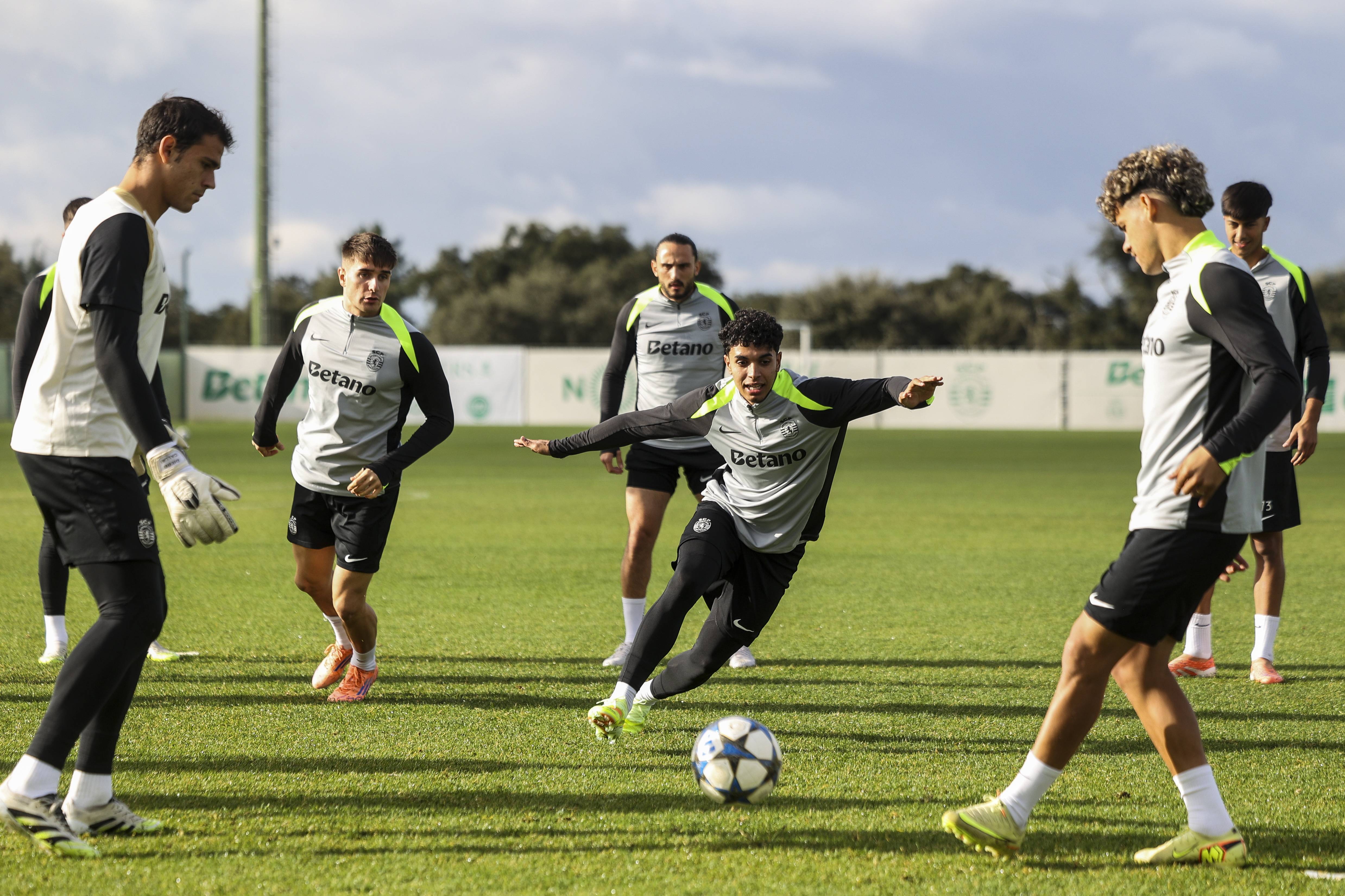 关于葡萄牙体育迎欧冠关键赛，今晚防线松动，话题不断，赛季目标并未改变的信息AYX中国体育平台