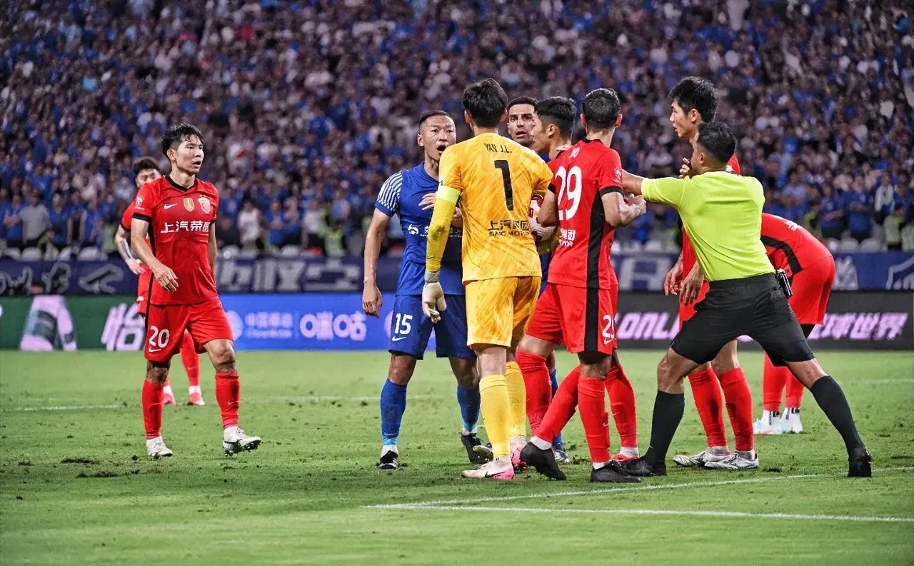 关于转折点！上海申花刷新队史纪录，中超关键时刻攻防权衡，球迷炸锅，阵容厚度经受考验的信息爱游戏APP下载